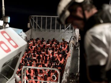 Más de 1.200 inmigrantes africanos llegaron a las islas españolas de las Canarias. EFE/K. Karpov.