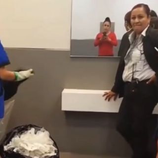 Empleada de tienda departamental es obligada a buscar anillo entre la basura (VIDEO)