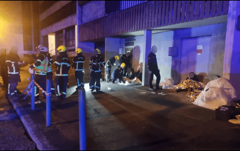 El bar, ubicado en una plataforma accesible por escaleras, es un establecimiento asociativo dentro de la Villa Olímpica, una zona de la ciudad de Isère considerada sensible, según 