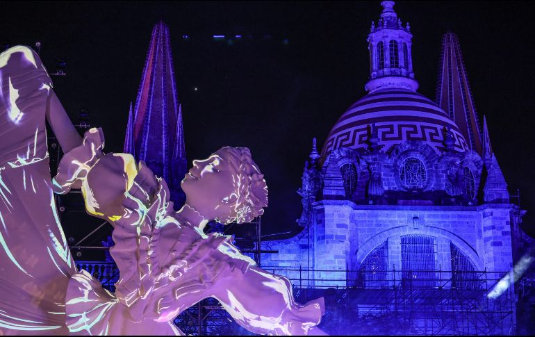 En el escenario la escultura de una bailarina sinfónica en un amplio faldeo se llenó de vida. EL INFORMADOR/A.NAVARRO