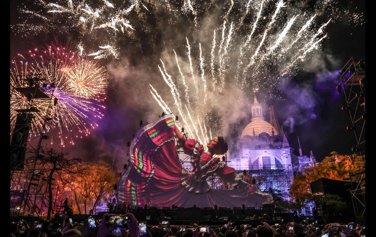 En el escenario la escultura de una bailarina sinfónica en un amplio faldeo se llenó de vida. EL INFORMADOR/A.NAVARRO