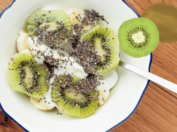 Para maximizar sus beneficios, se recomienda consumir un kiwi fresco en ayunas, ya sea solo o combinado con otros ingredientes saludables. ESPECIAL