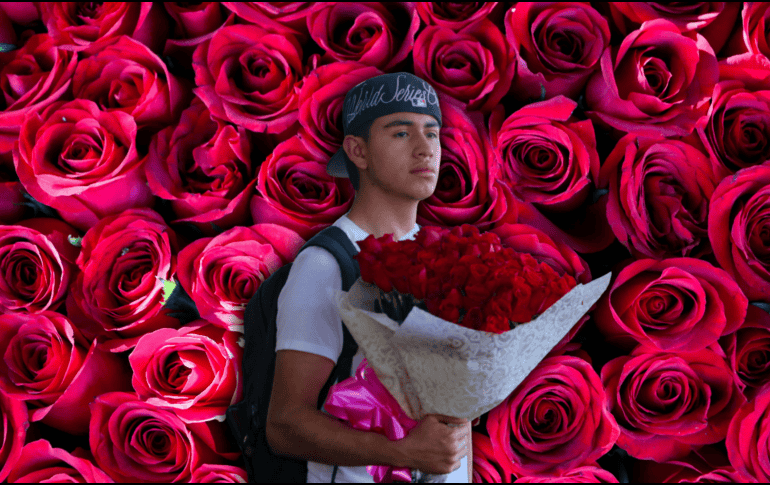 Muchas veces, la elección de un obsequio se ve influenciada por la comercialización de la fecha, lo que puede llevarnos a elegir regalos sin pensar en lo que realmente reflejan nuestros sentimientos. EL INFORMADOR / ARCHIVO