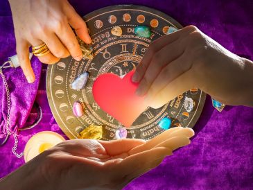 La IA, al cruzar datos y analizar tendencias astrológicas, ofrece un enfoque moderno y basado en grandes volúmenes de información para explorar la compatibilidad amorosa. ESPECIAL / CANVA