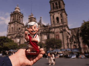 La figura de San "Amlito" se vende en la Ciudad de México por $200 pesos. SUN / C. Mejía