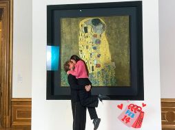 El museo también permitió que los asistentes puedan disfrutar de una copa de vino y recorran la galería para admirar otras piezas destacadas. EFE / O. Castrillo