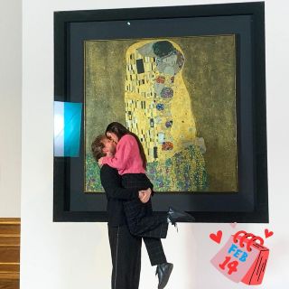 Museo de Viena fotografía visitantes con 'El Beso' de Klimt por San Valentín