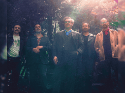 La banda ha demostrado una vez más su compromiso con sus seguidores, manejando la situación con transparencia y responsabilidad. FACEBOOK / Enjambre