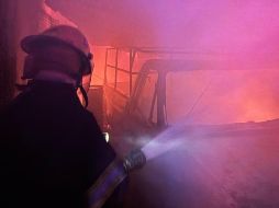 Personal del servicio médico forense acudió al sitio para levantar el cuerpo de la mujer e investigar las causas del incendio. ESPECIAL