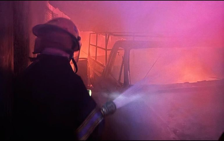 Personal del servicio médico forense acudió al sitio para levantar el cuerpo de la mujer e investigar las causas del incendio. ESPECIAL