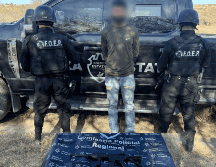 Luego de desarmarlo y realizar la inspección de seguridad, le aseguraron el fusil de asalto de calibre .223 milímetros, así como 26 cartuchos útiles. ESPECIAL/POLICÍA ESTATAL