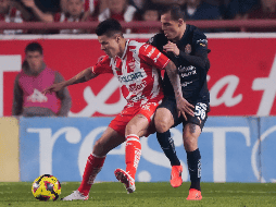 Pavel Perez y  Hugo Camberos, durante el partido correspondiente a la jornada 2 del torneo Clausura 2025 de la Liga BBVA MX, entre los Rayos del Necaxa y las Chivas. IMAGO7/S. Laureano Miranda
