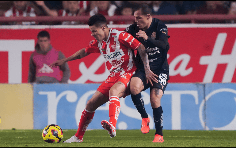 Pavel Perez y  Hugo Camberos, durante el partido correspondiente a la jornada 2 del torneo Clausura 2025 de la Liga BBVA MX, entre los Rayos del Necaxa y las Chivas. IMAGO7/S. Laureano Miranda