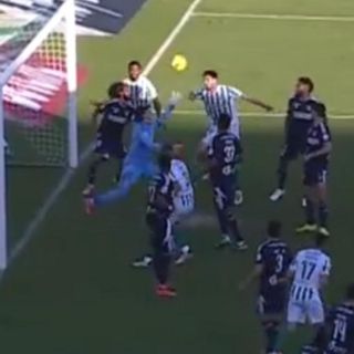 Guillermo Ochoa comete error e impide la victoria de su equipo