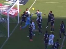 “Paco Memo” quien portó el gafete de capitán en el partido saltó a la cancha con una gorra para evitar que el sol le impidiera ver el balón, esto después de los errores que cometió en fechas anteriores debido a los rayos del sol. ESPECIAL