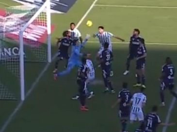 “Paco Memo” quien portó el gafete de capitán en el partido saltó a la cancha con una gorra para evitar que el sol le impidiera ver el balón, esto después de los errores que cometió en fechas anteriores debido a los rayos del sol. ESPECIAL