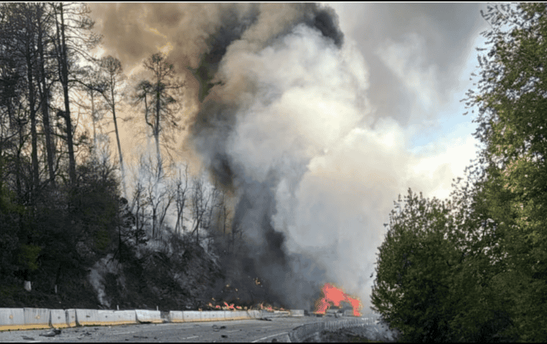 Una pipa de gas se incendió en la autopista México-Puebla. CORTESÍA