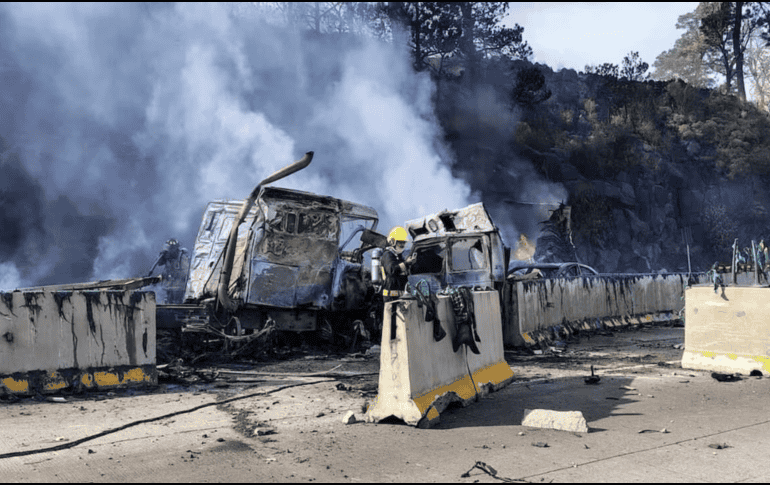 Varios árboles y hierba que están en esa área también se quemaron por el fuego que provocó la explosión de la pipa. ESPECIAL