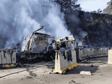 Varios árboles y hierba que están en esa área también se quemaron por el fuego que provocó la explosión de la pipa. ESPECIAL