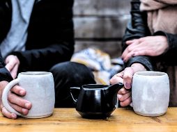 A lo largo de la historia, el té ha sido utilizado con diversos propósitos, desde aliviar malestares del cuerpo, hasta favorecer la relajación y proporcionar energía. ESPECIAL / CANVA