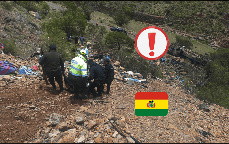 La policía informó la cantidad de heridos y fallecidos tras la caída del autobús por una hondonada de aproximadamente 800 metros. EFE/Policía Boliviana