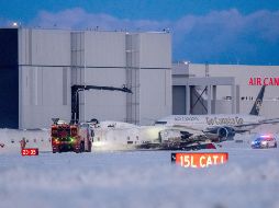El avión estaba parcialmente cubierto de nieve debido a una tormenta invernal que afectó a Toronto. EFE