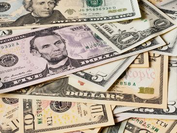 El valor del dólar ha disminuido un 1.3%, pero aún muestra un aumento del 21.56%. Unsplash