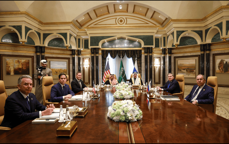 El secretario de Estado de EU, Marco Rubio (segundo, izquierda), en reunión para dialogar sobre el fin de la guerra en Ucrania. AP / E. Hockstein