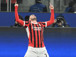 Santiago Giménez marcó el gol que puso el empate en el marcador global para acercar a los rossoneri a la siguiente fase. EFE / D. Dal Zennaro