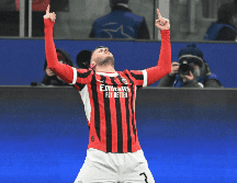 Santiago Giménez marcó el gol que puso el empate en el marcador global para acercar a los rossoneri a la siguiente fase. EFE / D. Dal Zennaro