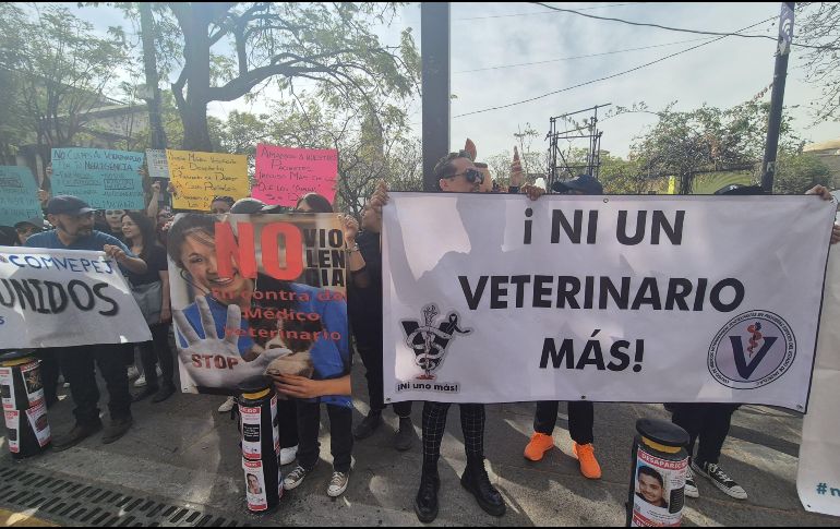 Entregaron un pliego petitorio para exigir a los diputados locales que se legisle en contra de los ataques que reciben los veterinarios en redes sociales. EL INFORMADOR / O. GONZÁLEZ