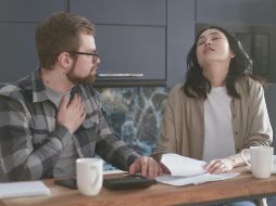 La psicología señala que hay frases comunes que una persona utiliza en el día a día para deslindarse de su responsabilidad ante diversas situaciones. ESPECIAL/Imagen de Mikhail Nilov en Pexels