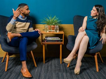 Algunas de las personas que interrumpen a otras durante una conversación lo hacen por el deseo que tienen de participar activamente en ella.  ESPECIAL/Imagen de Jopwell en Pexels