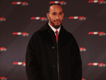 Lewis Hamilton, nuevo piloto de Ferrari, en el lanzamiento de la temporada 2025 de la F1. EFE / N. Hall