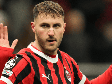 Santiago Giménez se disculpa tras anotar a su antiguo club, Feyenoord. AP Photo / L. Bruno