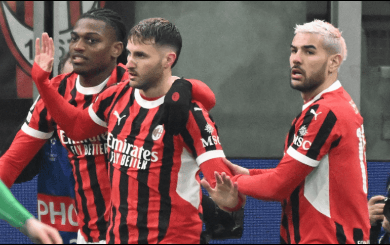 Santiago Giménez celebra su gol en la UEFA Champions League con el Milan. EFE / EPA / D. Dal Zennaro