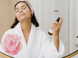 El agua de rosas tiene múltiples beneficios para la piel y el cabello. UNSPLASH / KALOS SKINCARE