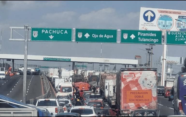 Videos difundidos en redes sociales exponen las largas filas de automovilistas intentando ingresar a la CDMX. EFE / ARCHIVO