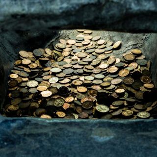 Detectores de metales encuentran tesoro de monedas del siglo XV en Escocia