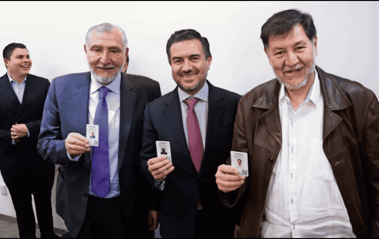 Adán Augusto López, presidente de la Junta de Coordinación Política del Senado, y Gerardo Fernández Noroña, titular de la Mesa Directiva, le entregaron a Miguel Ángel Yunes Márquez (centro) su credencial como integrante de Morena. SUN / C. Mejía