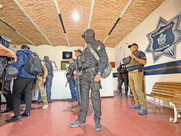 Las fuerzas estatales y federales, a su llegada a la Policía de Teocaltiche, para comunicarles que ya no se harán cargo de la seguridad del municipio. ESPECIAL