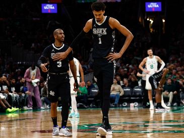 Victor Wembanyama, que mide 2.21 metros, fue el Novato del Año de la NBA la temporada pasada y es el favorito para ser el jugador defensivo del año esta temporada. AFP / ARCHIVO