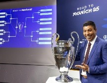 Giovane Elber, exdelantero del Bayern Munich, al lado de la copa de campeones durante el sorteo para los octavos de final. EFE/S. Di Nolfi