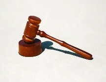 Como medidas cautelares impuestas por el Juez, Matías Alejandro 