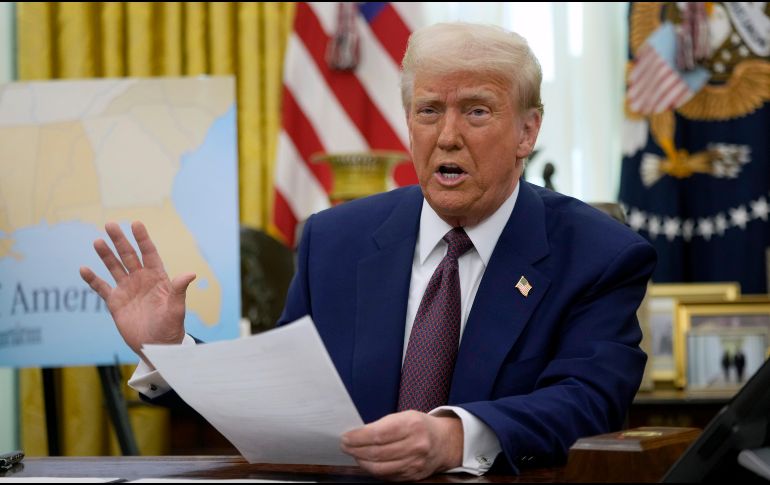 El presidente Donald Trump habla con los reporteros en el Despacho Oval de la Casa Blanca. AP Foto / ARCHIVO