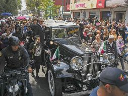 Cientos de fanáticos acompañaron la carroza fúnebre de la cantante a su paso por la capital. EL UNIVERSAL