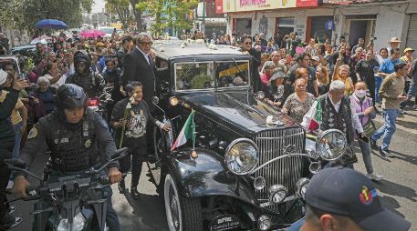 Cientos de fanáticos acompañaron la carroza fúnebre de la cantante a su paso por la capital. EL UNIVERSAL
