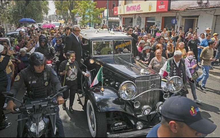 Cientos de fanáticos acompañaron la carroza fúnebre de la cantante a su paso por la capital. EL UNIVERSAL