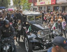 Cientos de fanáticos acompañaron la carroza fúnebre de la cantante a su paso por la capital. EL UNIVERSAL