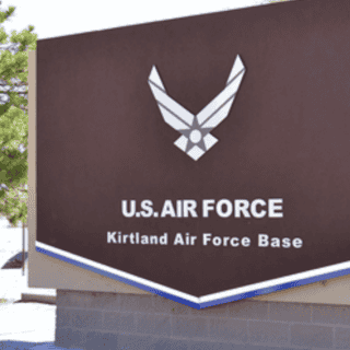 Tiroteo en base aérea de EU, en Nuevo México, deja un aviador muerto y otro herido